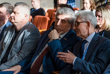 Спикер ЗС Сергей Грачев наградил лучших сварщиков